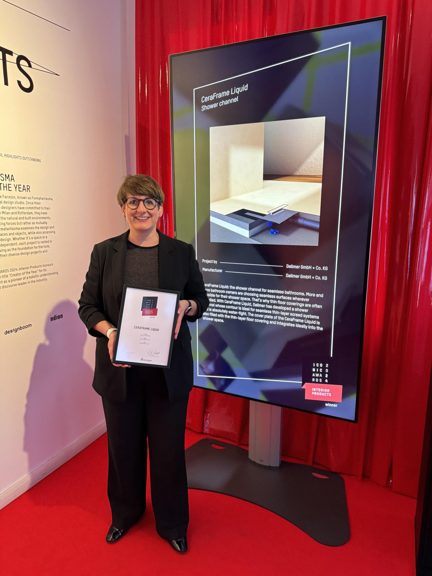 Geschäftsführerin Yvonne Dallmer auf der feierlichen Preisverleihung der „Iconic Awards: Interior Products“ in Mailand. Die Duschrinne CeraFrame Liquid erhielt die Auszeichnung "Winner".